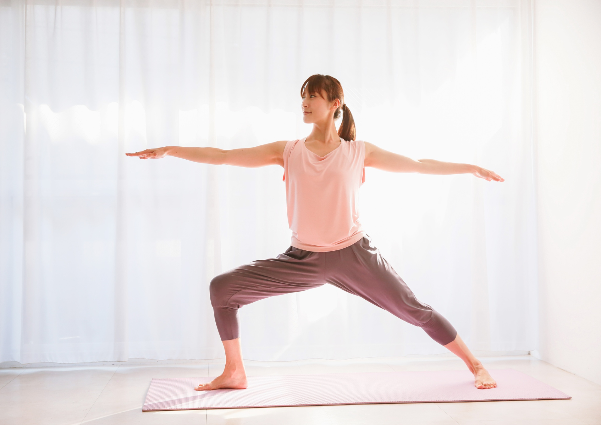 【戦士のポーズ2（ウォーリアー2）】とは？ 腕を横に大きく広げるダイナミックな立位ヨガポーズの効果