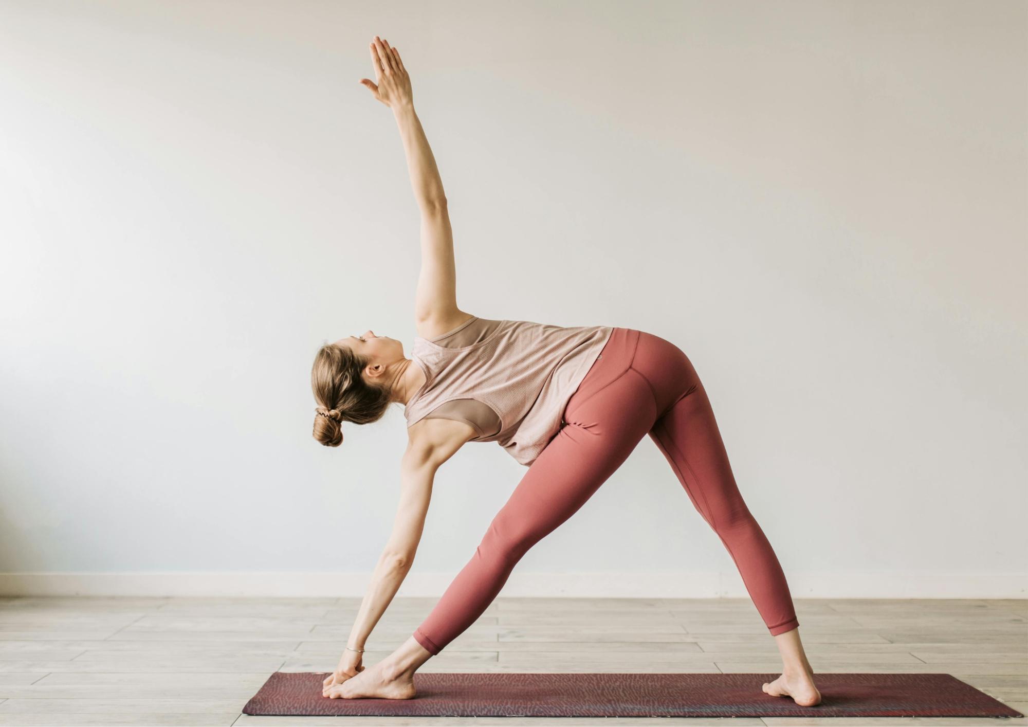 三角のポーズとは？体側をしっかり伸ばして姿勢を整える基本ポーズのやり方と効果