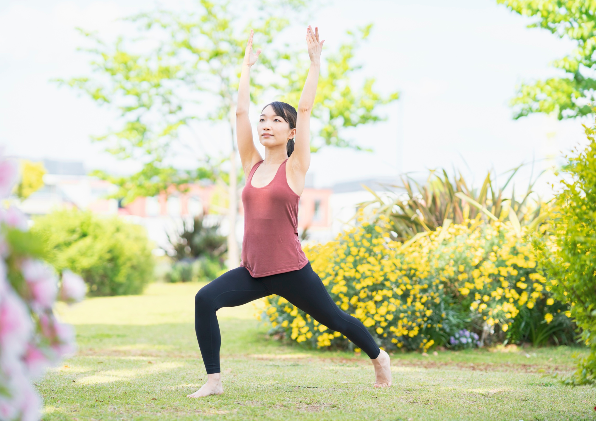 【戦士のポーズ1（ウォーリアー1）】とは？胸を開き下半身を安定させる立位ヨガポーズ