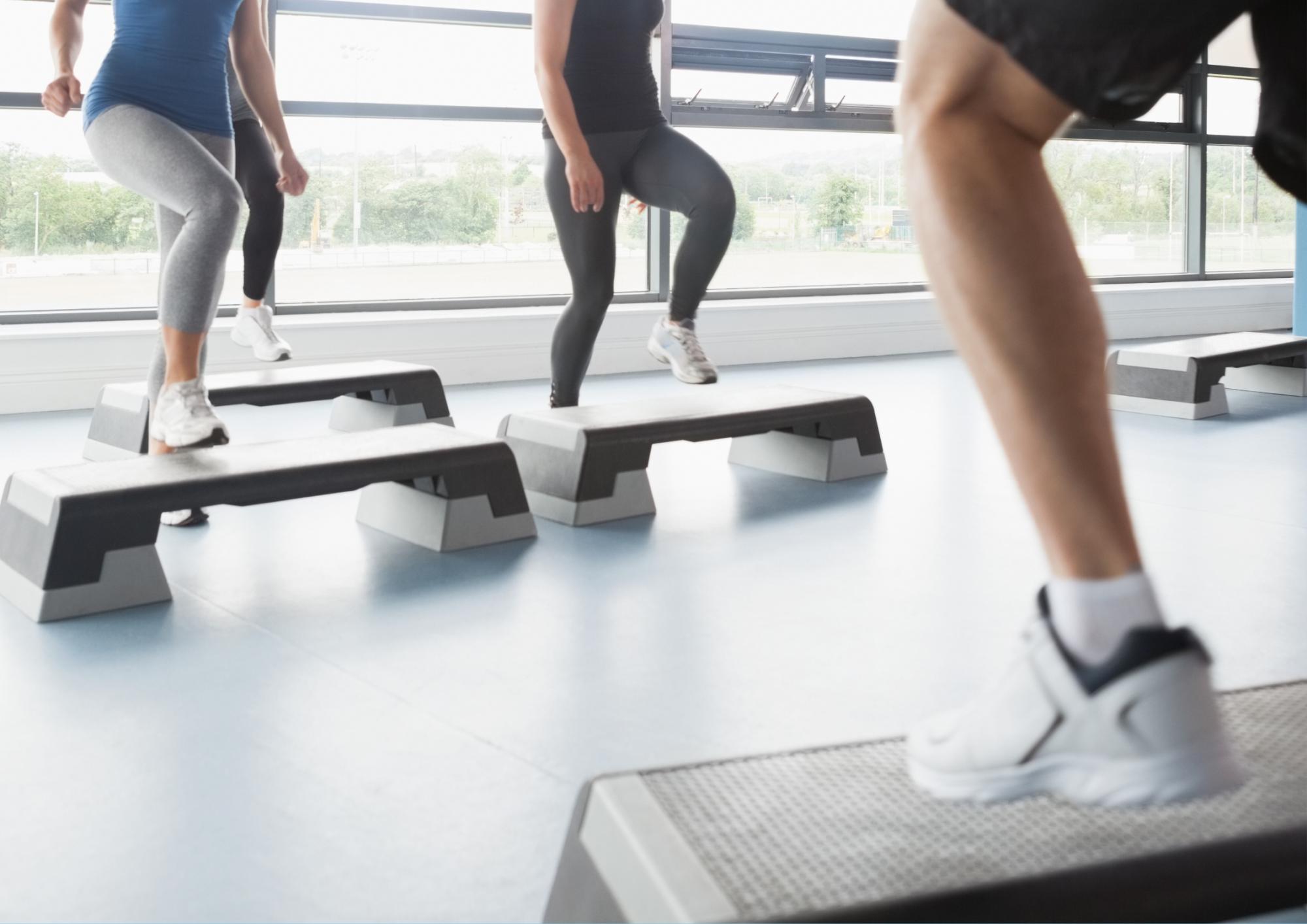 エアロビのシャッセとは？軽快に横移動できる基本ステップ