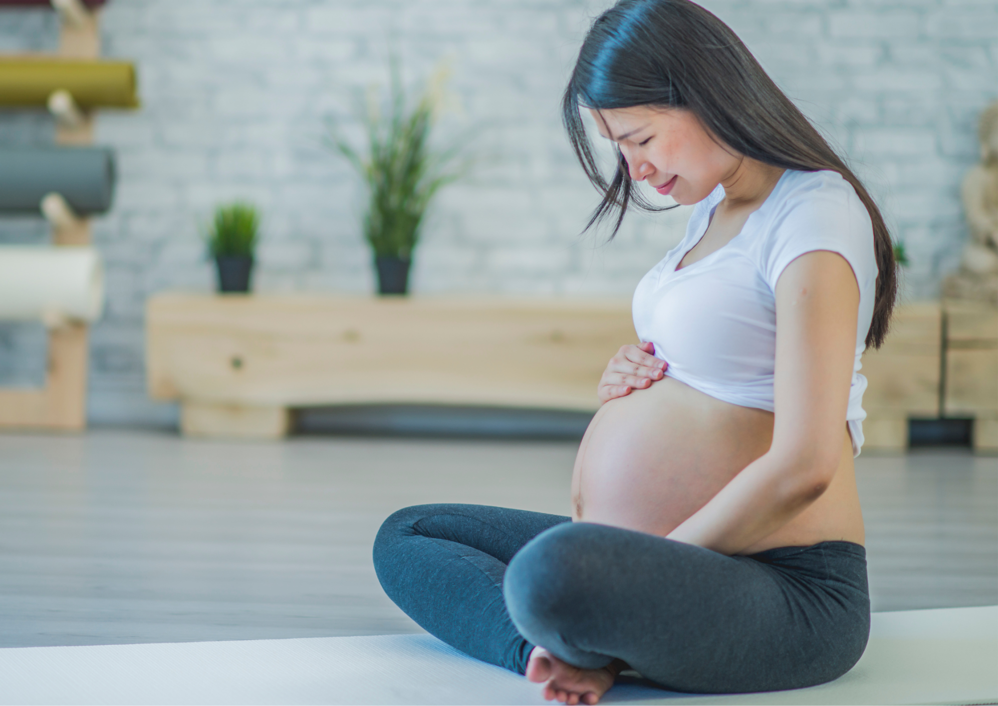 妊娠中にヨガは続けても大丈夫?マタニティヨガの効果と注意点を解説
